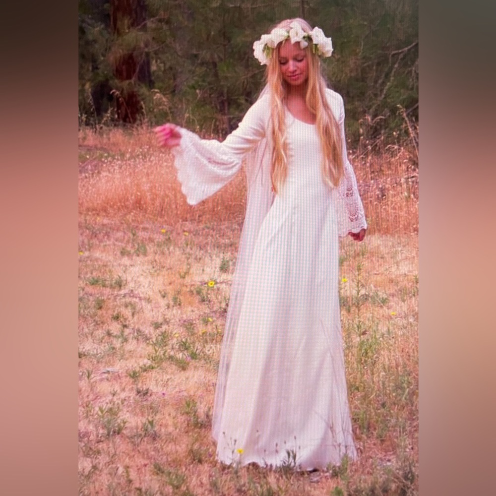 Daughters of Simone “Edie” Wedding Dress
Boho/hippie